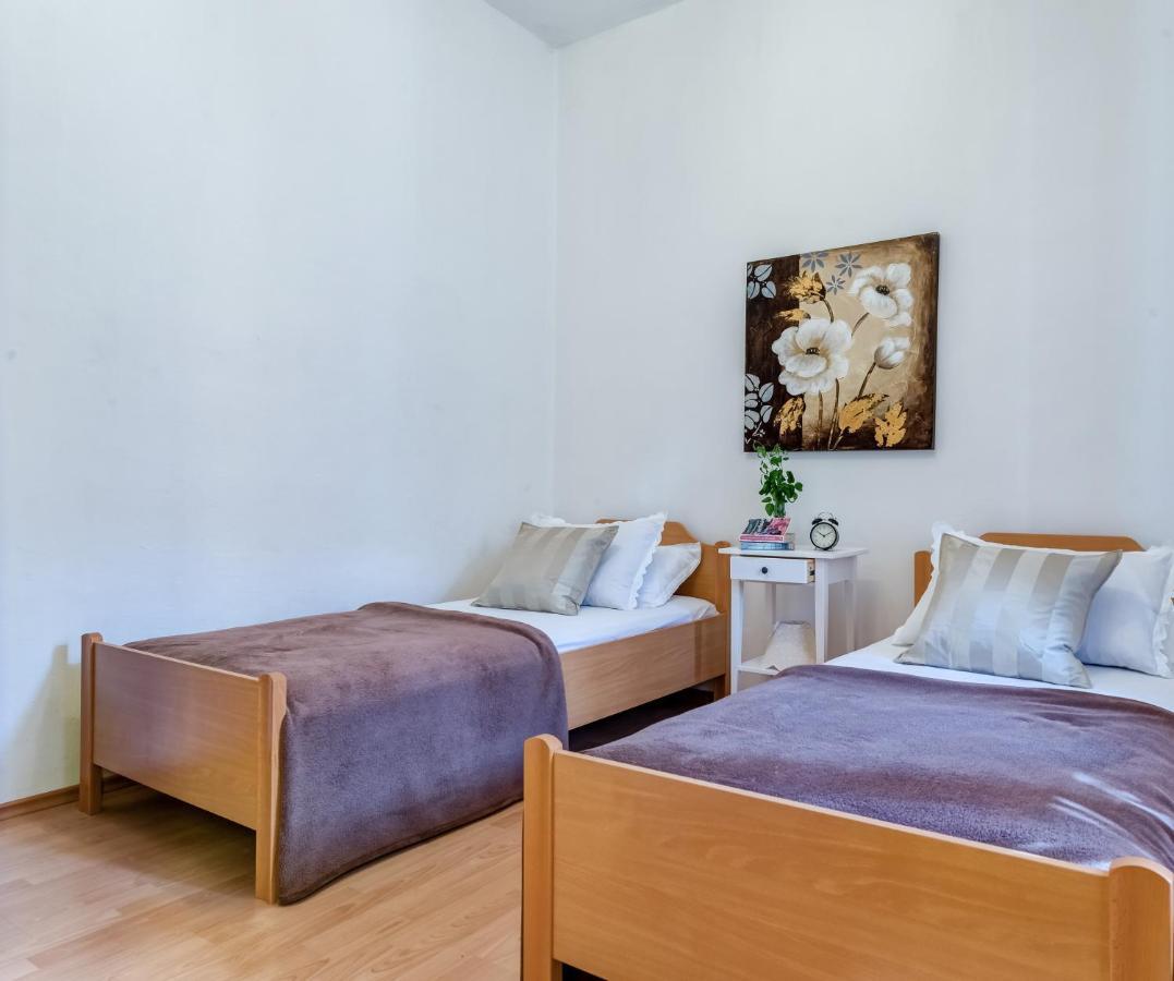 Apartments Bralic วิส ภายนอก รูปภาพ